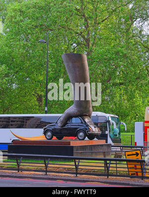 LONDON, ENGLAND - 1. Mai 2011: Vroom Vroom Skulptur im Hyde Park in London in England. Es steht eine große Hand und ein Spielzeugauto. Stockfoto