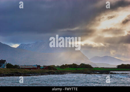 Regenschauer sind die Küste in der Nähe von Borkenes auf Insel Hinnøya in Nordnorwegen Zurrgurte. Stockfoto