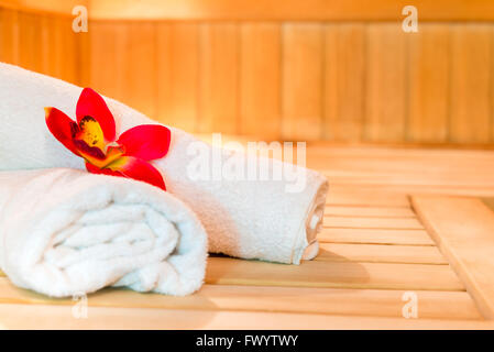 Zwei weiße Frottierwäsche und schöne Blume Nahaufnahme Stockfoto