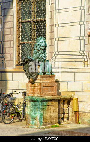 München - 8. Mai 2013: Löwen-Statue in der Nähe von Münchner Residenz in München in Deutschland. Der Münchner Residenz war früher die königliche Stockfoto