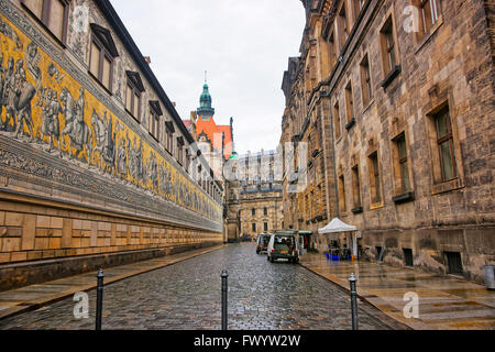 Furstenzug in Dresden in Deutschland. Es heißt auch Fürstenzug. Es ist ein großes Gemälde an der Wand. Stockfoto