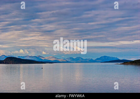 Die untergehende Sonne beleuchtet die Wolken über dem Meer in der Nähe von Harstad in Nordnorwegen. Stockfoto