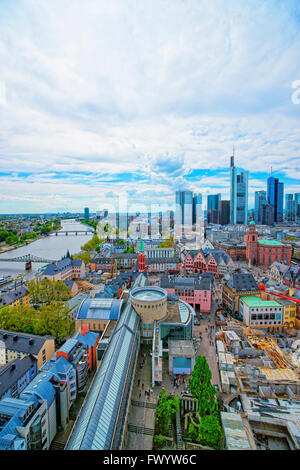 Panoramablick auf Frankfurter Skyline und Romerberg Rathausplatz in Frankfurt am Main. Die Romerberg besteht aus alten Häusern. Touristen in der Nähe Stockfoto