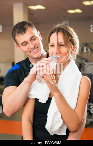 Mann, eine Frau während eines Trainings im Fitnessstudio den Hof Stockfoto