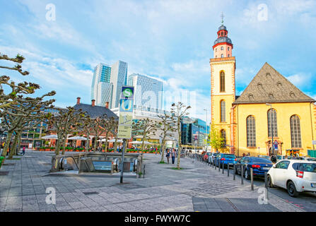 FRANKFURT, Deutschland - 29. April 2012: St Catherine Kirche in Frankfurt am Main. Es heißt auch Katharinenkirche. Das Hotel befindet sich in der Hauptwache. Touristen in der Nähe Stockfoto