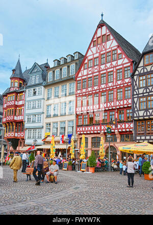 FRANKFURT, Deutschland - 29. April 2012: Romerberg Rathausplatz in Frankfurt am Main. Die Romerberg besteht aus alten Häusern. Touristen in der Nähe Stockfoto