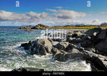 Felsformationen an der Küste des Nordatlantiks in der Nähe von Hov auf Insel Moskenes auf den Lofoten im Norden Norwegens. Stockfoto