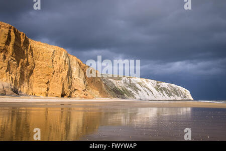 Dunkle Wolken über Red Cliff und Culver Klippe am Yaverland in Sandown Bay auf der Isle Of Wight Stockfoto