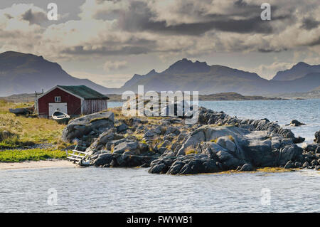 Bootshaus an der felsigen Küste des Nordatlantiks in der Nähe von Hov auf Insel Moskenes auf den Lofoten im Norden Norwegens. Stockfoto