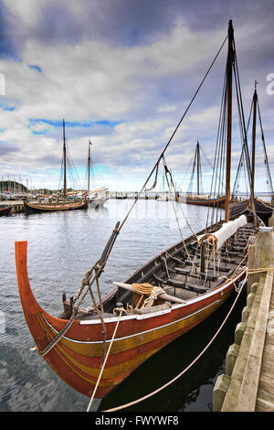 Repliken von Viking Langschiffe vertäut am Steg das Wikingerschiff-Museum in Roskilde in Dänemark. Stockfoto