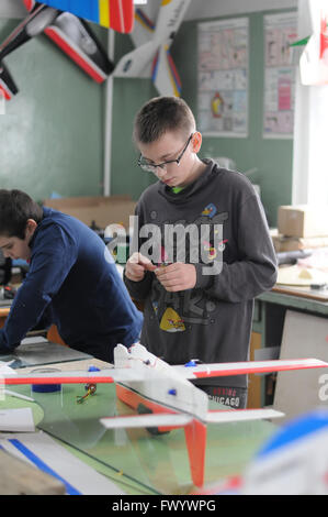 Schülerinnen und Schüler der Kinderclub 'Atlas' sammelt ferngesteuerte Modellflugzeuge, Kovrov, Russland Stockfoto