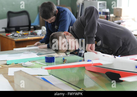 Schülerinnen und Schüler der Kinderclub 'Atlas' sammelt ferngesteuerte Modellflugzeuge, Kovrov, Russland Stockfoto