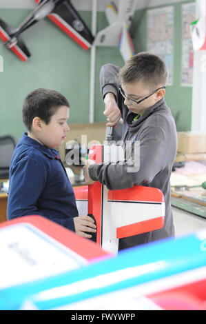 Schülerinnen und Schüler der Kinderclub 'Atlas' sammelt ferngesteuerte Modellflugzeuge, Kovrov, Russland Stockfoto