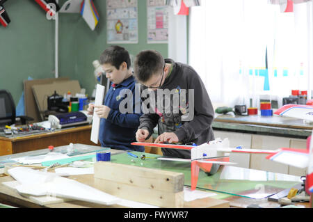 Schülerinnen und Schüler der Kinderclub 'Atlas' sammelt ferngesteuerte Modellflugzeuge, Kovrov, Russland Stockfoto