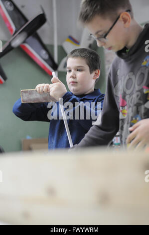 Schülerinnen und Schüler der Kinderclub 'Atlas' sammelt ferngesteuerte Modellflugzeuge, Kovrov, Russland Stockfoto