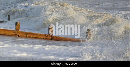 Meer und Wellenbrecher Stockfoto