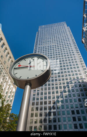 Uhr und Wolkenkratzer in Canary Wharf, das Herzstück der financial District of London Docklands Stockfoto