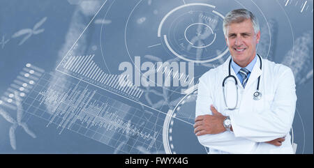 Männlichen Arzt stehend Arme verschränkt Stockfoto