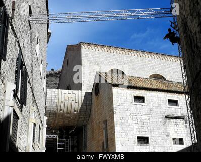 Letzte Vorbereitungen für die Dreharbeiten zu Star Wars: Episode VIII in Dubrovnik, Kroatien. Das Schießen findet an einigen der schönsten Locations der Stadt, wie die Stadtmauer, die Banje Strand, dem alten Hafen und der Rektorenpalast.  Mit: at Stockfoto