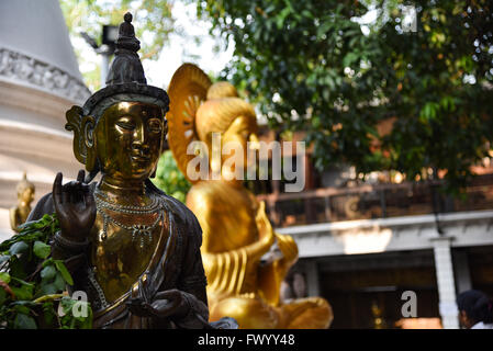 Idole von Lord Buddha und Stupa am Gangaramaya Tempel in Colombo, Sri Lanka Stockfoto