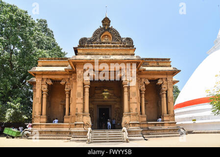 Ein buddhistischer Tempel im Inneren des Komplexes erlernte Raja Maha Vihara Tempel in Colombo, Sri Lanka Stockfoto