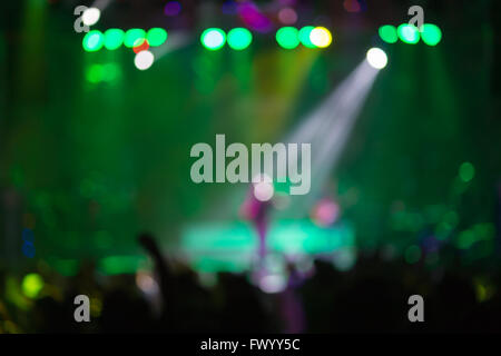 Hintergrund unscharf: Club, Disco DJ spielen und Mischen von Musik für Leute von fröhlichen Menschen. Nachtleben, Konzert Lichter, Fackeln Stockfoto