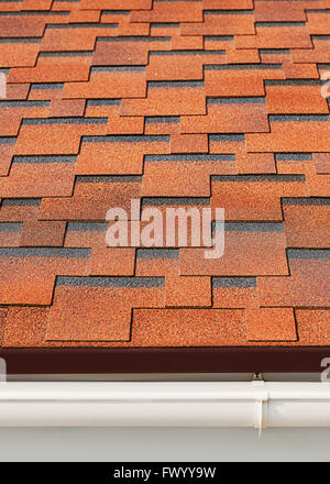 Bitumen-Bitumenschindeln mit Kunststoff Entwässerung auf Hausdach. Stockfoto