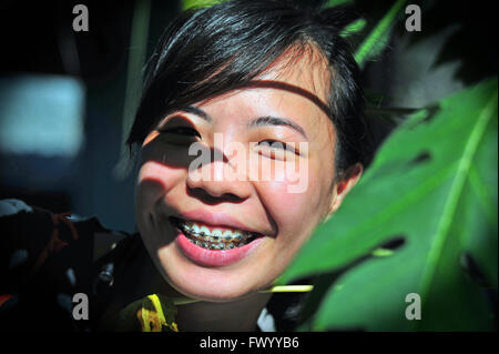 Filipina lächelnd: ASIEN, PHILIPPINEN, CEBU, MOALBOAL: Froehliche Filipina Im Resort Anlage Ihren Tauchtag. Nur zur redaktionellen Verwendung. Stockfoto