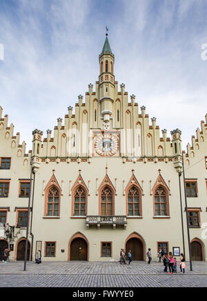LANDSHUT, DEUTSCHLAND - 31 MÄRZ. Touristen im historischen Rathaus in Landshut, Deutschland am 31. März 2016. Stockfoto