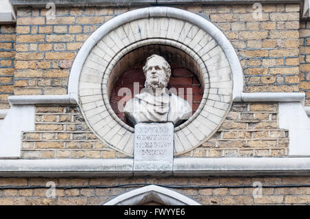 Büste des 14. Earl of Derby auf Soho Pfarrschule in Great Windmill Street, Soho, London. Stockfoto