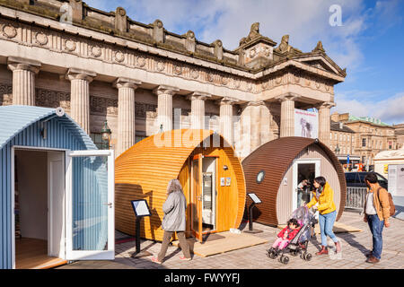 Armadilla Dorf auf dem Display vor der Royal Scottish Academy, Edinburgh, Scotland, UK Stockfoto