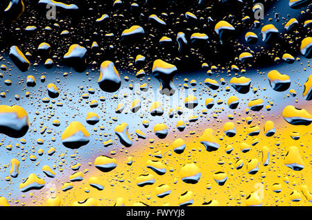 Schwarz Blau gelber Hintergrund mit Wasser Tropfen Muster. Stockfoto