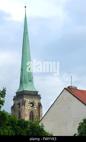 Teil von einem Turm der St.-Bartholomäus-Kathedrale. Stockfoto