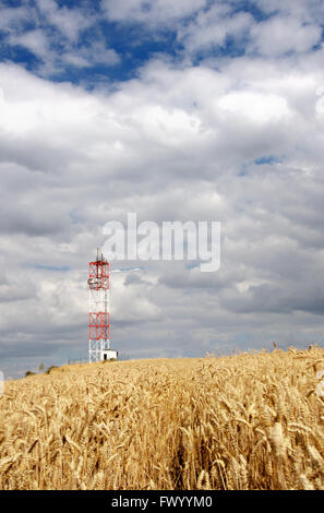 Eisen-Satellit-Turm in der Mitte corp Bereich. Stockfoto