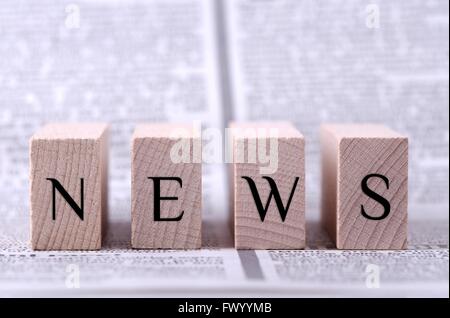 Vier hölzerne Blöcke mit Wort News geschrieben. Stockfoto