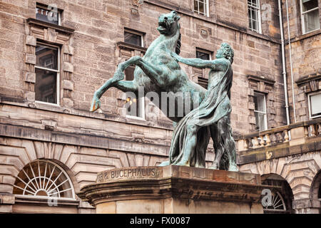 Statue von Alexander dem großen und seinem Pferd Bucephalus bei City Chambers, Royal Mile, Edinburgh, Scotland, UK Stockfoto