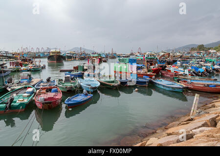 Viele Angeln und andere Boote in einem Hafen auf Cheung Chau Insel in Hong Kong, China. Stockfoto