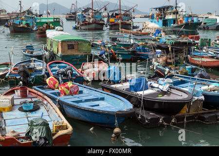 Nahaufnahme von vielen Fischen und andere Boote im Hafen auf Cheung Chau Insel in Hong Kong, China. Stockfoto