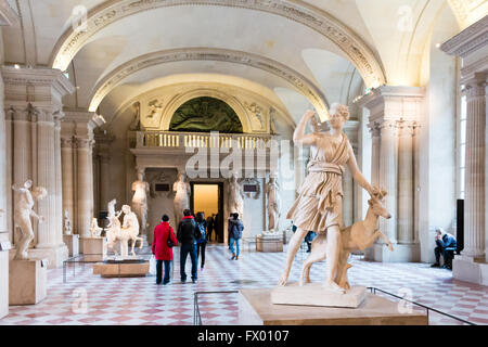 Salle des Karyatiden im Musée du Louvre. Die Diana von Versailles-Skulptur auf der Vorderseite. Paris, Frankreich. Stockfoto