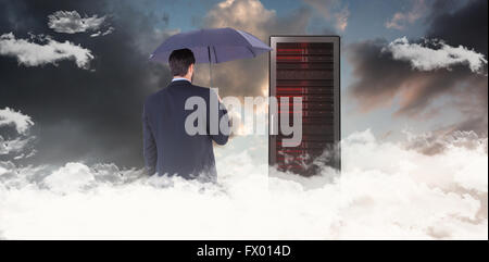 Zusammengesetztes Bild der Geschäftsfrau im Anzug hält Regenschirm Stockfoto