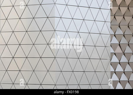 Abstrakte Nahansicht des modernen Aluminium hinterlüfteten Fassade aus Dreiecken Stockfoto