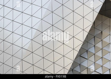 Abstrakte Nahansicht des modernen Aluminium hinterlüfteten Fassade aus Dreiecken Stockfoto