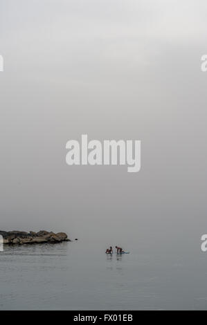 Israel, Tel Aviv, paar auf paddleboard Stockfoto