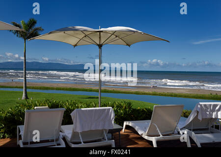 Liegestühle mit Sonnenschirmen in einem Resort am Strand von Nuevo Vallarta Mexiko Stockfoto