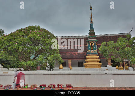 Demokratische Volksrepublik Laos, Luang Prabang - 9 Mai: Menschen, die Almosen zu buddhistische Mönche auf der Straße, Luang Prabang, 9 M Stockfoto