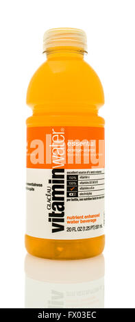 Winneconne, Wisconsin - 14. Januar 2016: Flasche Vitamin Water in Orangengeschmack. Stockfoto