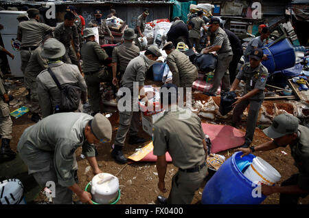 Jakarta, Indonesien. 7. April 2016. Offiziere zog die Sachen der Bewohner, die nach oben Park öffentlichen Friedhof (TPU) Menteng Pulo, Jakarta gebremst. Hunderte von Staats-und Flüchtlingsfamilien besetzen das Land und Gebäude ohne Erlaubnis auf einem öffentlichen Friedhof. Die Verwaltung des Präsidenten Joko Widodo (Jokowi) Ziele bis 2019 Indonesien frei von Slums. Bis jetzt erreichte die Slums in Indonesien 38.000 Hektar in städtischen oder gleich 10 % der Gesamtfläche der Siedlung. © R. Haryanto/Pacific Press/Alamy Live-Nachrichten Stockfoto