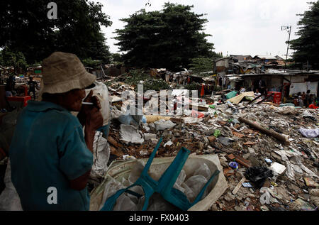 Jakarta, Indonesien. 7. April 2016. Bewohner nehmen seine Sachen, nachdem das Gebäude an der Spitze der Park öffentlichen Friedhof (TPU) Menteng Pulo, Jakarta zerstört ist. Hunderte von Staats-und Flüchtlingsfamilien besetzen das Land und Gebäude ohne Erlaubnis auf einem öffentlichen Friedhof. Die Verwaltung des Präsidenten Joko Widodo (Jokowi) Ziele bis 2019 Indonesien frei von Slums. Bis jetzt erreichte die Slums in Indonesien 38.000 Hektar in städtischen oder gleich 10 % der Gesamtfläche der Siedlung. © R. Haryanto/Pacific Press/Alamy Live-Nachrichten Stockfoto