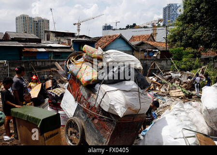 Jakarta, Indonesien. 7. April 2016. Bewohner nehmen seine Sachen, nachdem das Gebäude an der Spitze der Park öffentlichen Friedhof (TPU) Menteng Pulo, Jakarta zerstört ist. Hunderte von Staats-und Flüchtlingsfamilien besetzen das Land und Gebäude ohne Erlaubnis auf einem öffentlichen Friedhof. Die Verwaltung des Präsidenten Joko Widodo (Jokowi) Ziele bis 2019 Indonesien frei von Slums. Bis jetzt erreichte die Slums in Indonesien 38.000 Hektar in städtischen oder gleich 10 % der Gesamtfläche der Siedlung. © R. Haryanto/Pacific Press/Alamy Live-Nachrichten Stockfoto