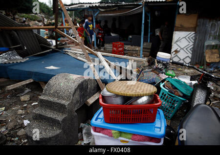 Jakarta, Indonesien. 7. April 2016. Offiziere zog die Sachen der Bewohner, die nach oben Park öffentlichen Friedhof (TPU) Menteng Pulo, Jakarta gebremst. Hunderte von Staats-und Flüchtlingsfamilien besetzen das Land und Gebäude ohne Erlaubnis auf einem öffentlichen Friedhof. Die Verwaltung des Präsidenten Joko Widodo (Jokowi) Ziele bis 2019 Indonesien frei von Slums. Bis jetzt erreichte die Slums in Indonesien 38.000 Hektar in städtischen oder gleich 10 % der Gesamtfläche der Siedlung. © R. Haryanto/Pacific Press/Alamy Live-Nachrichten Stockfoto